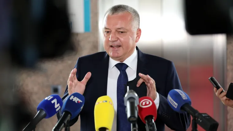 Može li bizarnije? Zgrada s koje je pala fasada i ozlijedila 16-godi&scaron;njaka u vlasni&scaron;tvu je - Ministarstva zaduženog za obnovu od potresa