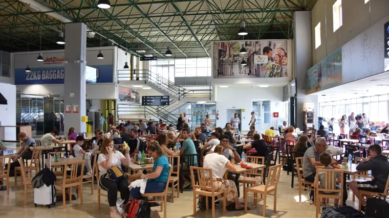 BBB-ovci stvarali nerede u pulskoj zračnoj luci: Udarao u kante za smeće, vrijeđali i psovali djelatnike zračne luke i policajce