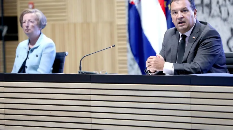 Markotić: 'U ponedjeljak odluka o cijepljenju trećom dozom'. Capak: 'Od 84 umrlih u zadnjem tjednu 77 posto nije cijepljeno'