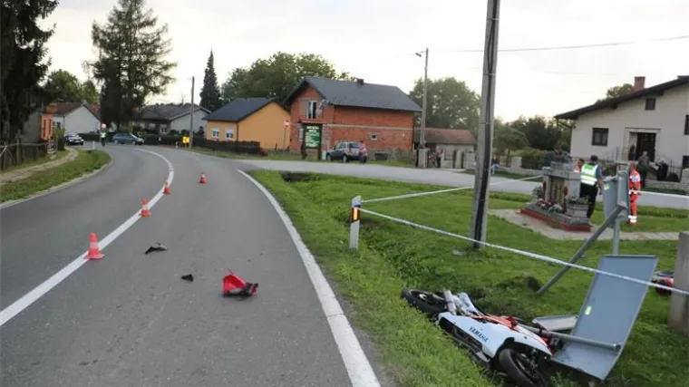 Detalji stra&scaron;ne nesreće: Mlada liječnica motorom se zabila u stup i prometni znak, poginula je na mjestu