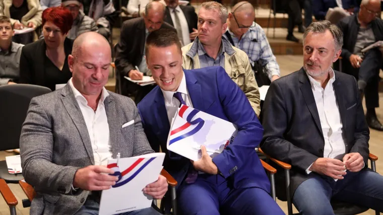 FOTO Stranke desnice ujedinile se u Hrvatske suvereniste: Na saboru su se 'prebrojavali zubi', stigao i Miroslav &Scaron;koro