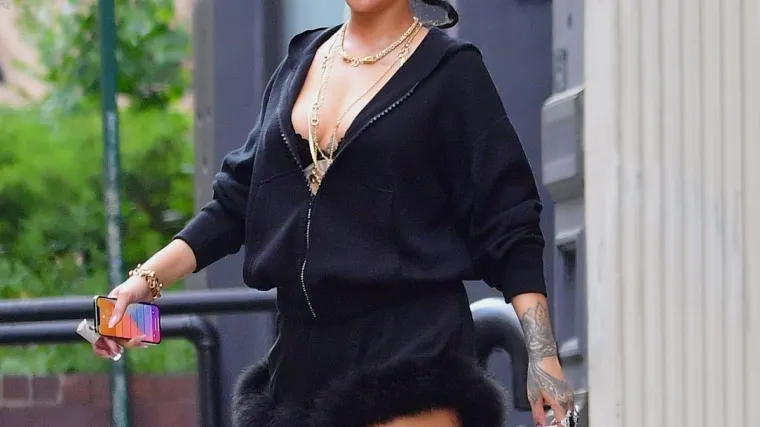 Rihanna šopingirala u maloj seksi haljini: Ogrnula se hoodicom, ali ipak joj je sijevnuo - grudnjak
