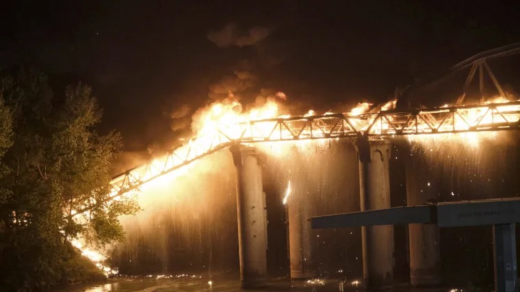 Veliki požar u Rimu: O&scaron;tećen slavni 'Željezni most', dijelovi konstrukcije se uru&scaron;ili u Tiber