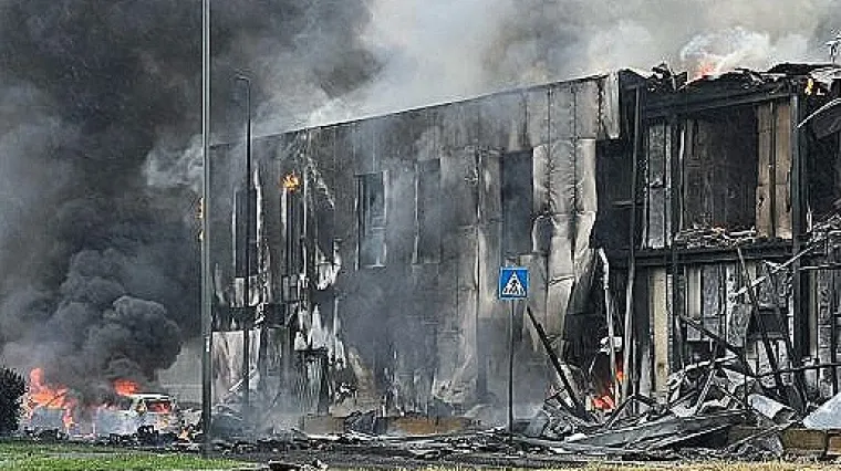 Avion pao na zgradu, poginulo osmero ljudi među kojima i dijete