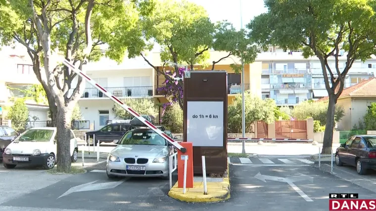Sukob oko parkinga na Gripama u Splitu nastavlja se. Kerum kaže da je slao 'satiričku poruku', spominje 'balvane'...
