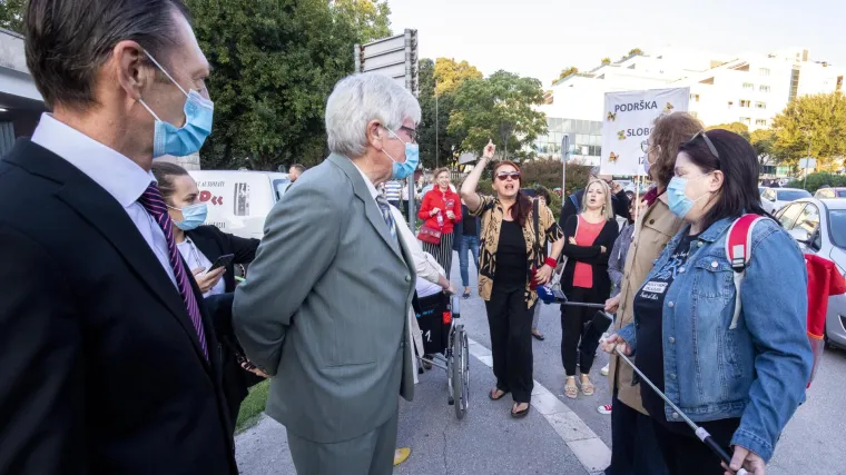 FOTO, VIDEO Napeto ispred splitske bolnice! Okupili se prosvjednici, vikali ravnatelju i predsjedniku Upravnog vijeća: 'Prodane du&scaron;e, sotone'