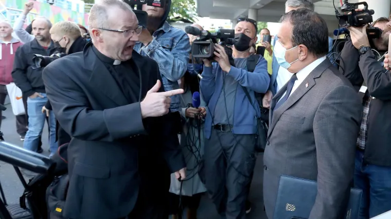 FOTO, VIDEO Na prosvjedu ispred bolnice u Zagrebu pojavio se i svećenik, vikao: 'Vje&scaron;ala, izdaja! Judine &scaron;kude...'