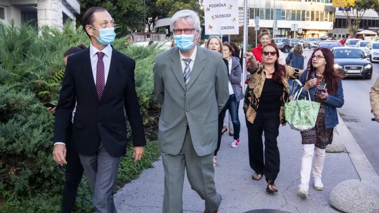 Javno okupljanje nije bilo prijavljeno: Policija istražuje tko je organizator prosvjeda pred splitskim KBC-om