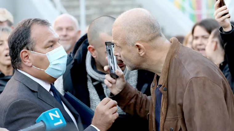 VIDEO Prosvjednici najavili da će i sutra biti ispred bolnice, glavna sestra: 'Zvala me zabrinuta obitelj pacijenta...'