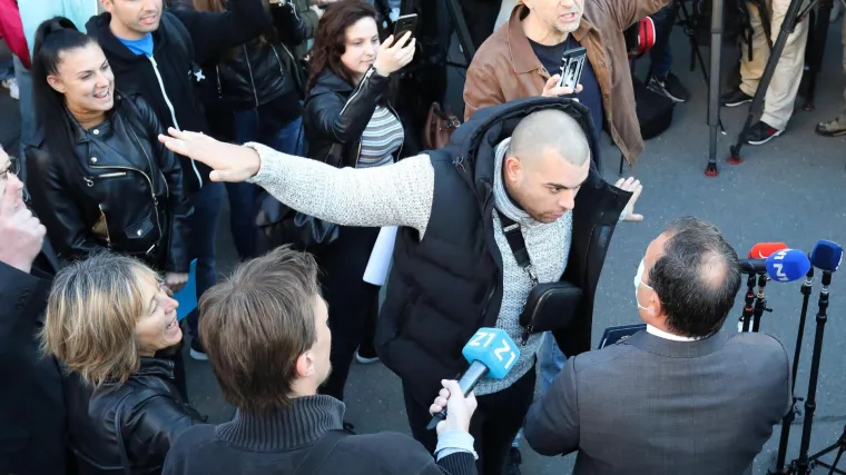 FOTO/VIDEO S COVID potvrdama u bolnice. Kaos ispred KBC Zagreb. Pozvali policiju. Bero&scaron;: 'Ispričavam se'