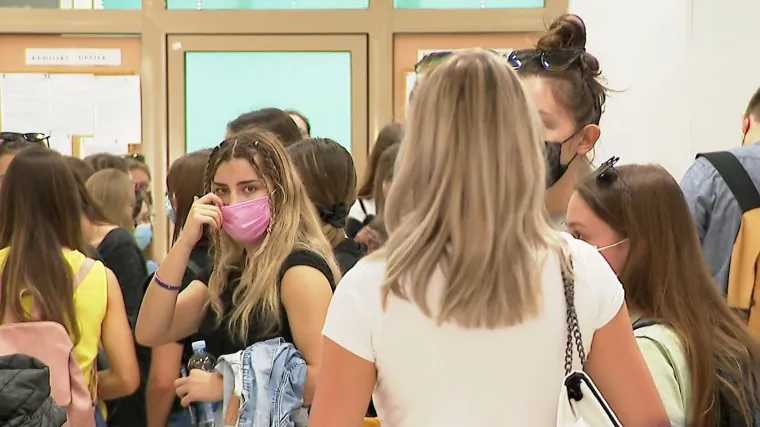 Nakon tri semestra opet u klupama. Uz maske, razdvajanje i snimanje predavanja 'Odlično. Grozno je kad vidite sto kvadratića'