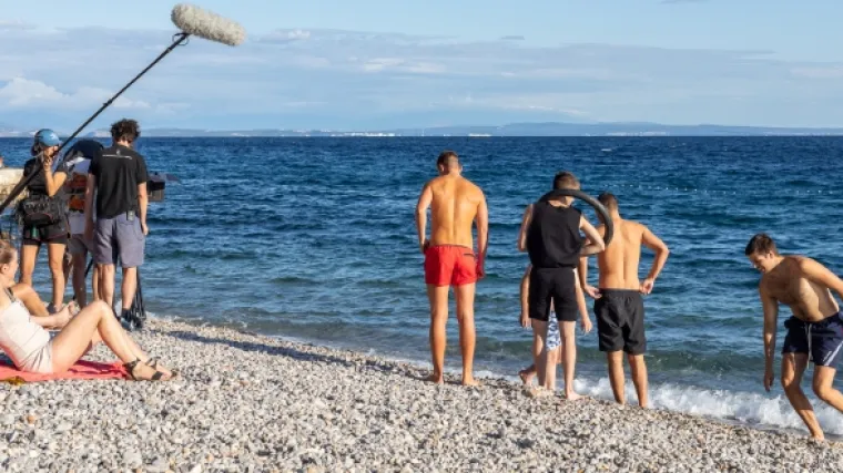 Produkcija za stranu seriju traži crnokosu djevojku koja bi se skinula u kupaći kostim i ušla u more