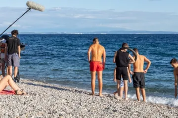 Produkcija za stranu seriju traži crnokosu djevojku koja bi se skinula u kupaći kostim i ušla u more