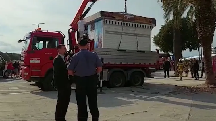 VIDEO Drama u centru Splita: Privedeni roditelji i dvoje djece nakon &scaron;to su sprječavali uklanjanje ilegalnog kioska