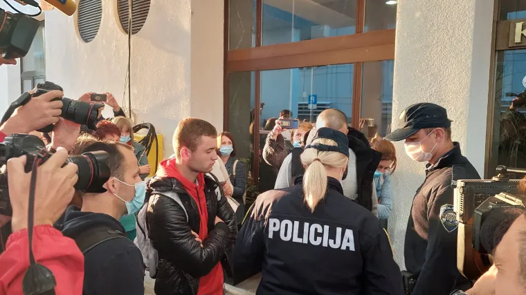 VIDEO Policija legitimira prosvjednike pred KBC-om Zagreb, Ćoru&scaron;ić o mjerama: 'Otkazi i ovdje mogu biti slučaj'