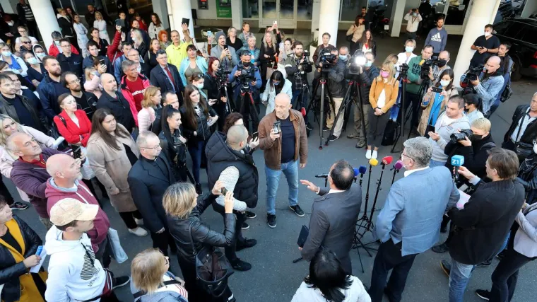 Organizator i dvojica prosvjednika ispred KBC-a Zagreb dobili prekr&scaron;ajne prijave. Pala je i zabrana posjećivanja KBC Zagreb