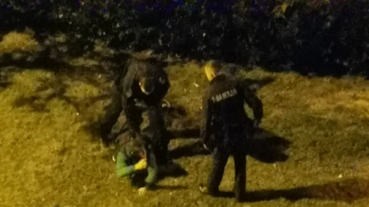 VIDEO Pogledajte kako su ga uhitili! Provalio u Konzum: Ukrao cigarete i ladicu registar blagajne pa se sakrio u grmlje