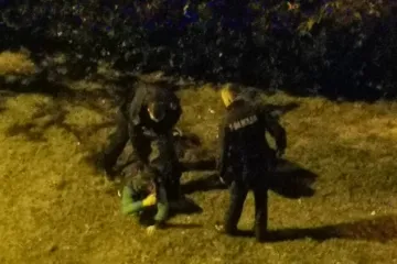 VIDEO Pogledajte kako su ga uhitili! Provalio u Konzum: Ukrao cigarete i ladicu registar blagajne pa se sakrio u grmlje