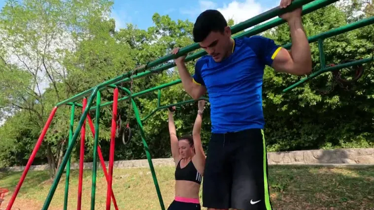 Kako vježbati na spravama koje sve vi&scaron;e niču po gradu? Rijeka ima rje&scaron;enje! U ulična vježbali&scaron;ta uložili milijun i pol kuna