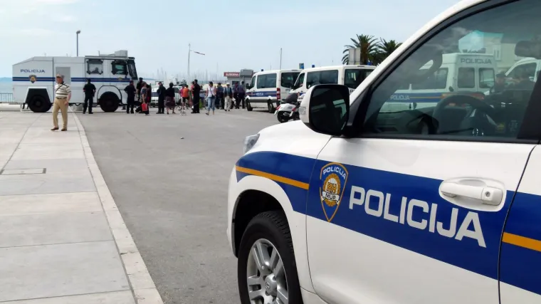 Potjera u Rijeci: Troje mladih dilera bježalo policiji, vozilom nasrnuli na policajca!