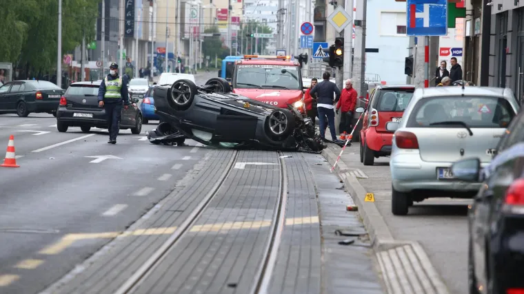 Optužen vozač koji je razbio parkirane automobile i završio na krovu: Prouzročio štetu ukupne vrijednosti 730.000 kuna