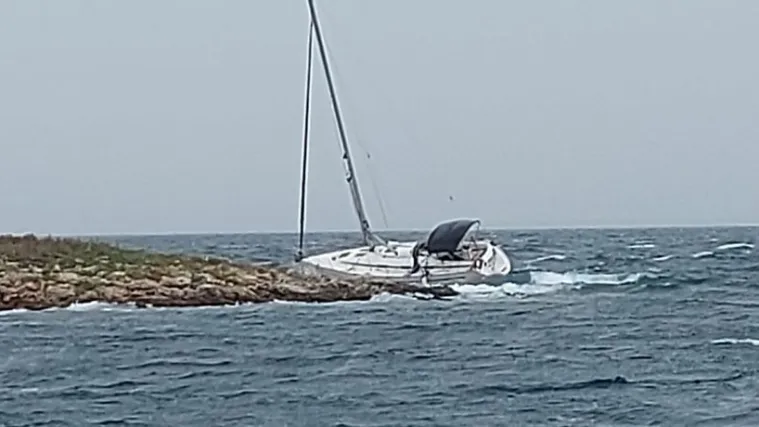 Brodica se nasukala kod Tri sestrice