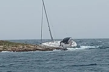 Brodica se nasukala kod Tri sestrice