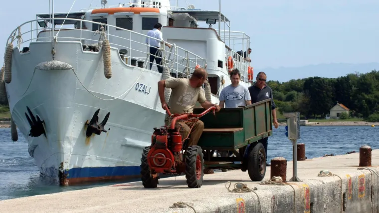 Za četiri srednjo&scaron;kolca s Ilovika prijevoz na nastavu ovaj tjedan organizirao Grad Mali Lo&scaron;inj