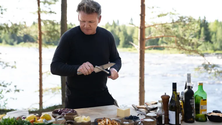 Divlji brzaci, olupine brodova, ose, crvi i neobični svećenici. &Scaron;to li sve Gordon Ramsay neće napraviti za hranu?