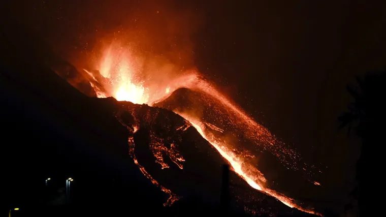 VIDEO Blokovi lave veličine zgrada padaju na La Palmi: Erupcija je počela 19. rujna i progutala je 493 hektara zemlji&scaron;ta