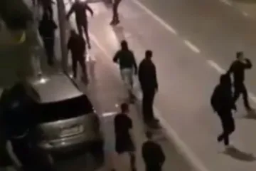 VIDEO Pogledajte masovnu tučnjavu u Kninu! Letjele boce, mlatili se čime su stigli. Došla i policija sa psom