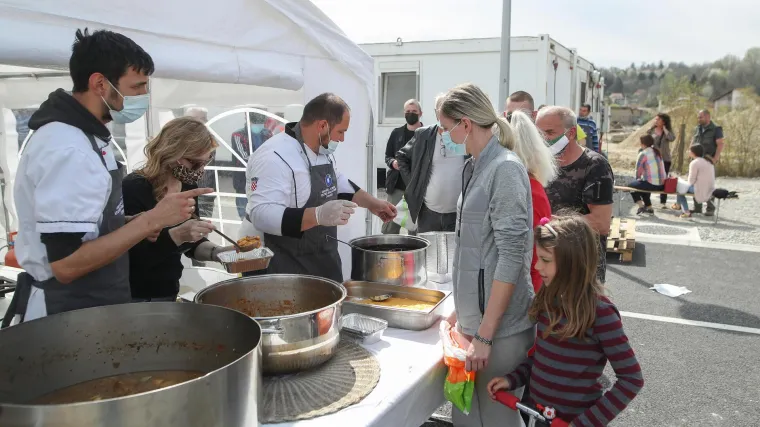 Svi koji imaju mogućnost kuhanja na Banovini vi&scaron;e nemaju pravo na topli obrok? 'Odluka o smanjenju obroka je na snazi od svibnja'