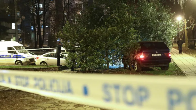 Policijska potjera u Ka&scaron;telima, čula se pucnjava: Mu&scaron;karac razbio službeno vozilo, kod sebe imao drogu, bejzbol palicu...