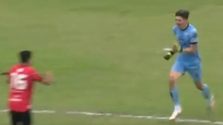 Golman zabio majstorski pogodak u sudačkoj nadoknadi pa ponovno oti&scaron;ao u napad i pucao, ali ubrzo se &scaron;okirao