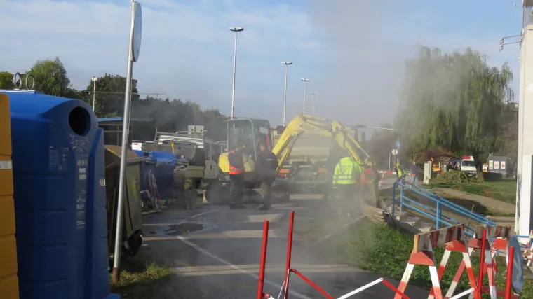 Puknuo vrelovod na Horvaćanskoj cesti, građani bijesni: 'Drugi put u tjedan dana nemamo grijanje. Ovo je ludilo'