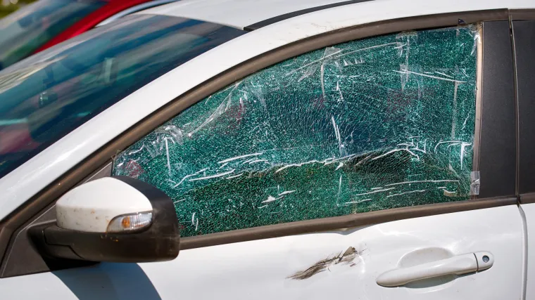 Bijesni radnik sjekirom je demolirao Audi jer je mislio da je &scaron;efov, no okomio se na krivo vozilo