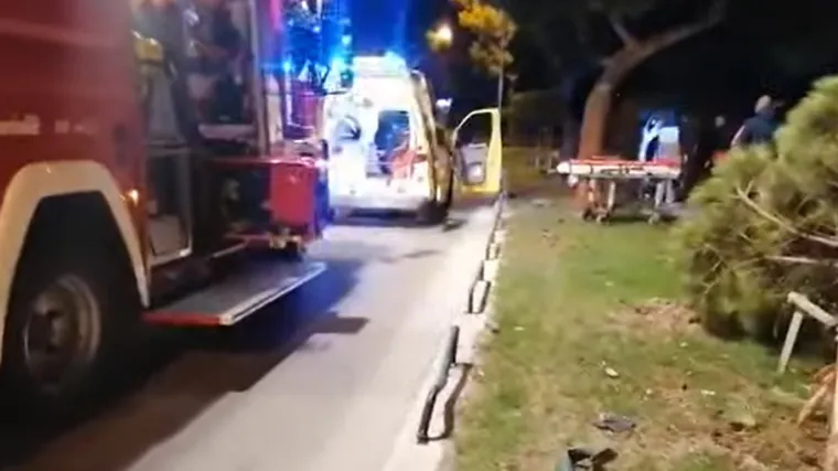 Sletio s ceste pa se prevrnuo na krov: Vatrogasci izvlačili vozača iz automobila, preminuo je u bolnici