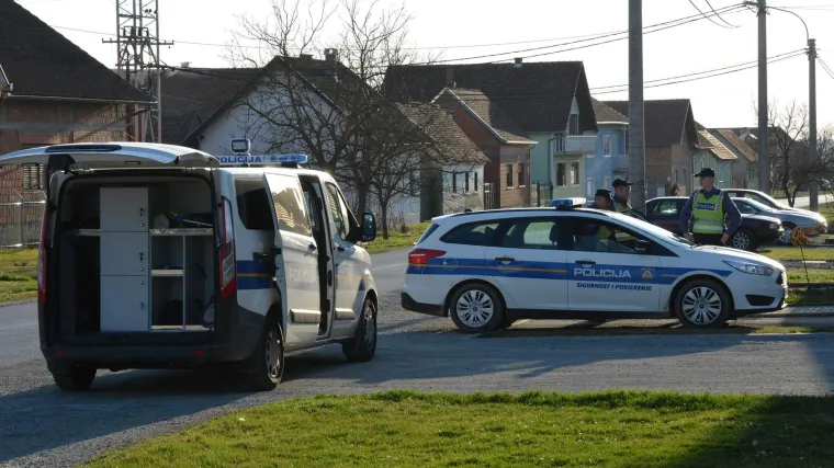 Četvero ljudi ozlijeđeno u sudaru dva automobila: Jedan mu&scaron;karac i obitelj s djetetom zavr&scaron;ili u bolnici