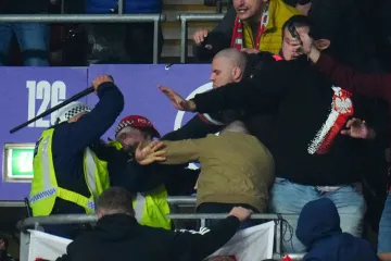 Pogledajte samo kakve majice imaju i što nose preko lica: Englezi šokirani diverzijom desno orijentiranih huligana