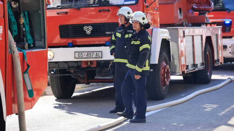 U zagrebačkom naselju &Scaron;pansko buknuo požar: Jedna osoba preminula, druga prevezena u bolnicu  s opeklinama