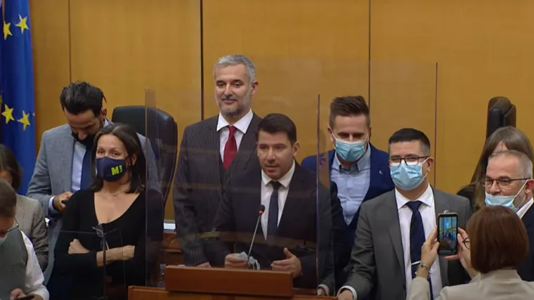 Usred saborske rasprave oporbenjaci ustali i stali za govornicu: 'Suprotstavimo se samovolji HDZ-a'