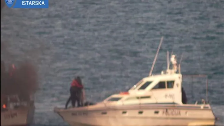 Objavljena dramatična snimka: Policajci iz zapaljene ribarice spasili članove posade