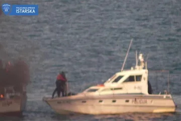Objavljena dramatična snimka: Policajci iz zapaljene ribarice spasili članove posade