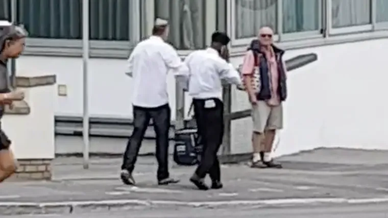 Legenda svjetskog nogometa dotaknula dno, snimljena kako usred dana pijana tetura ulicama grada: 'Srce mi se slama'