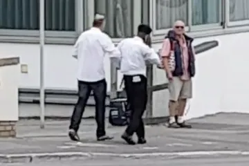 Legenda svjetskog nogometa dotaknula dno, snimljena kako usred dana pijana tetura ulicama grada: 'Srce mi se slama'