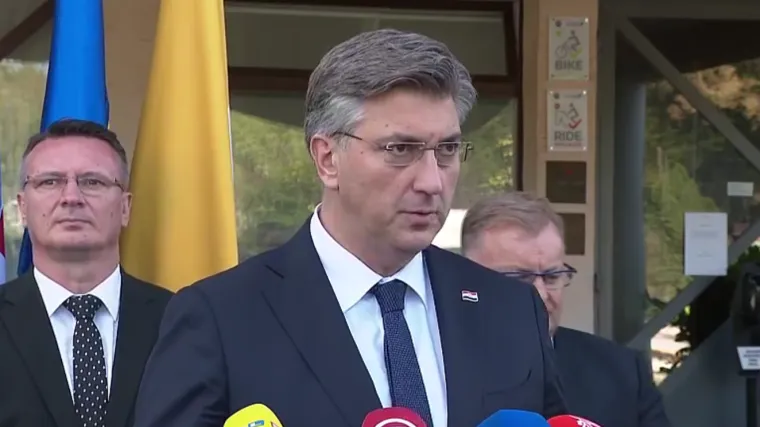 Premijer komentirao oporbu: 'Oni su tamo ne&scaron;to pjevu&scaron;ili, čitali s mobitela. Ne mogu im pomoći ako su izgubili na izborima'