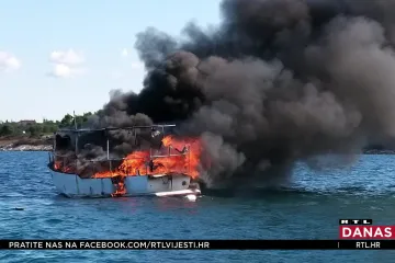 Drama kod Savudrije: Planula je ribarica, posadu su spasili policajci i vatrogasci, a ribari pazili su da brod ne potone