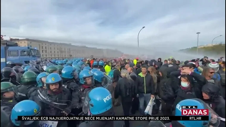 Ogromni prosvjedi u Italiji zbog covid potvrda: Policija suzavcem i vodenim topovima tjerala prosvjednike