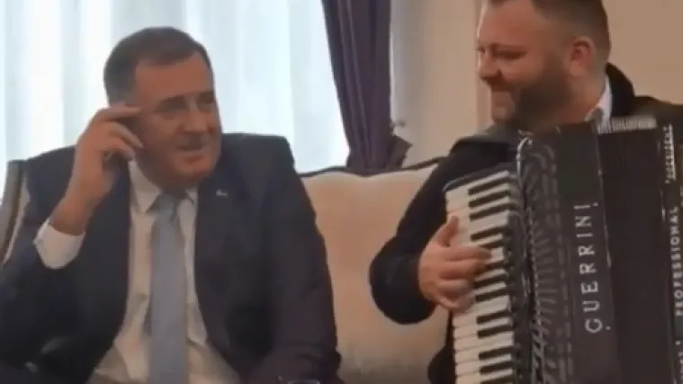 VIDEO Dodik u Predsjedni&scaron;tvo BiH doveo harmonika&scaron;a s kojim je uoči sjednice pjevao i pio
