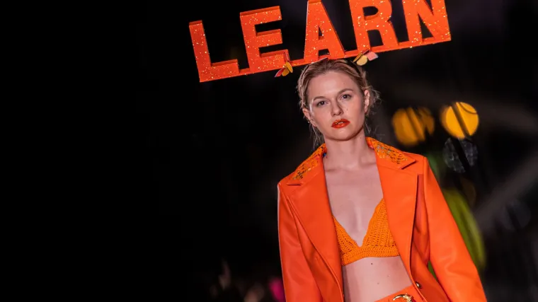 Vri&scaron;teću odjeću zasjenile glomazne instalacije na glavama manekenki: Vidite li &scaron;to pi&scaron;e? Ovo je hit!